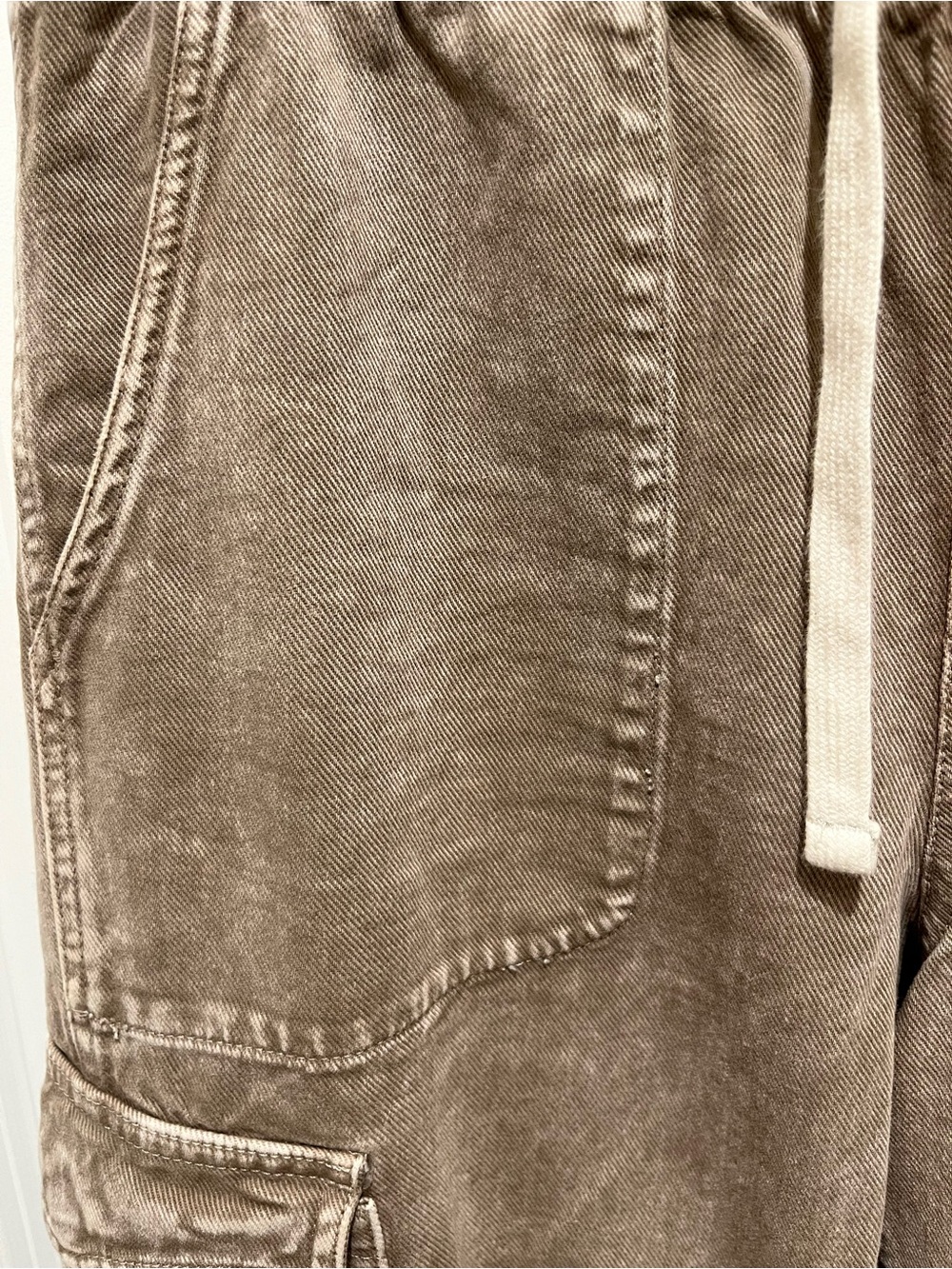EUC GAP Mid-Rise Pull-On Easy Cargo Jeans in Tan Size Small - Picture 7 of 15